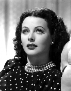 1“Cualquier chica puede ser glamurosa. Todo lo que tienes que hacer es quedarte quieta y parecer estúpida”-Hedy Lamarr